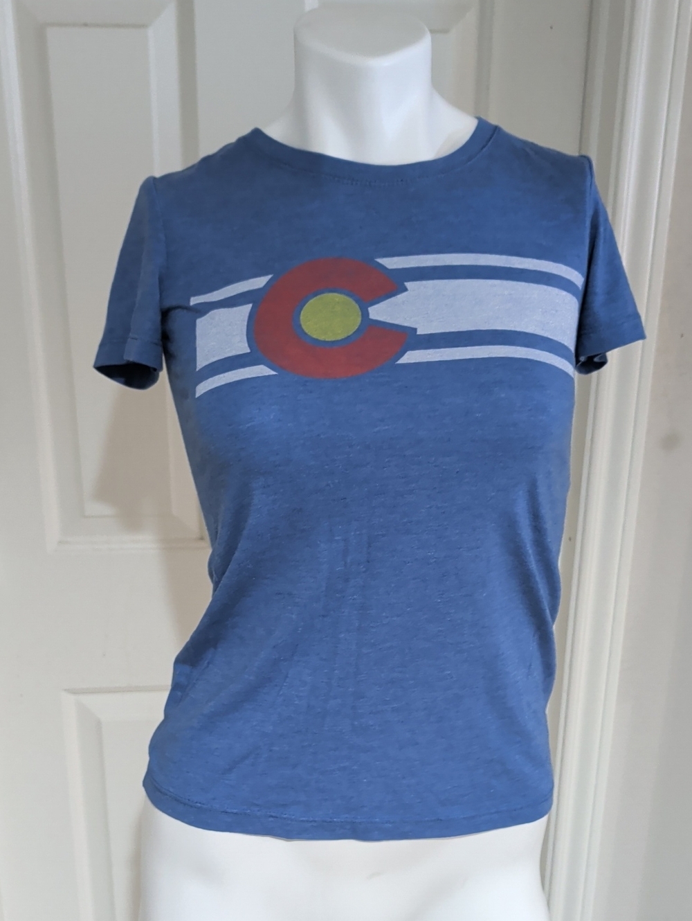 Retro Women’s Blue Graphic Tee with Colorado Emblem Small
